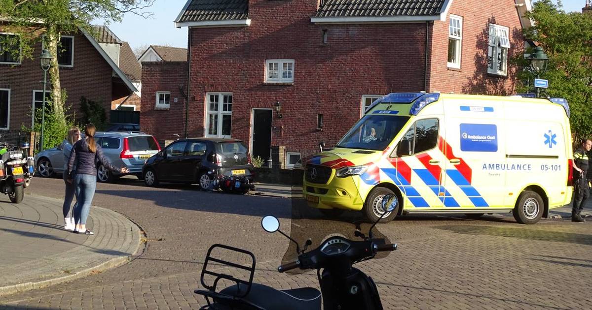 Scooterrijder naar ziekenhuis na aanrijding met auto op parkeerplaats in Groningen.