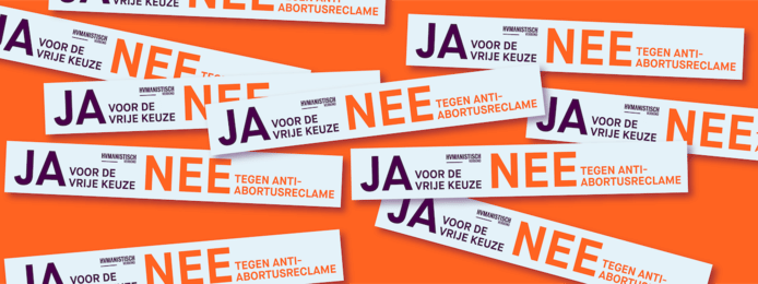 Een sticker tegen anti-abortusdrukwerk.