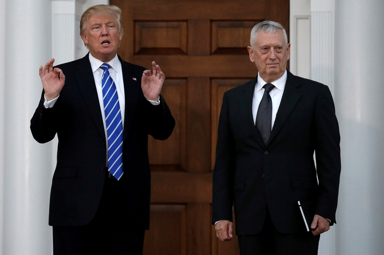 Trump en Mattis, hier eind november in het golfresort van Trump. Beeld REUTERS