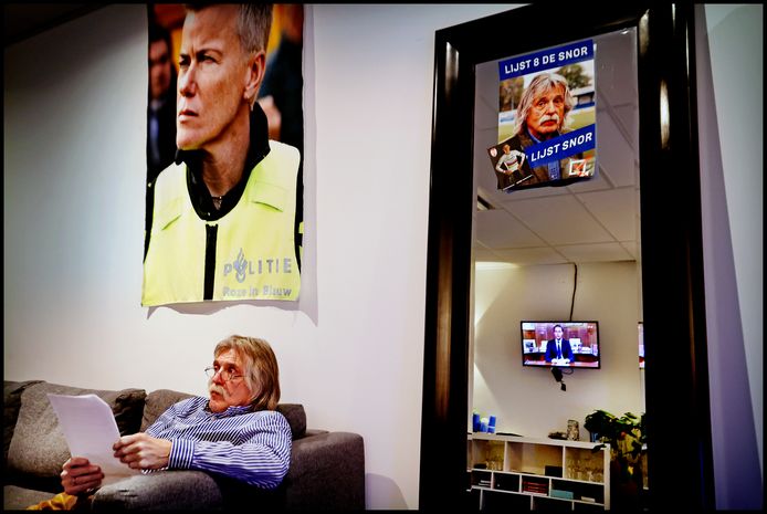 Reportage Veronica  Inside zonder publiek
Johan Derksen kijkt in zijn kleedkamer naar de speech van Mark Rutte