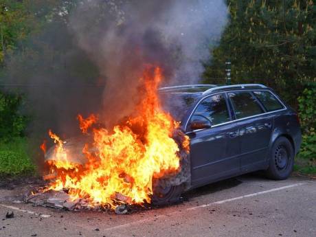 Brandweer dooft brand op carpoolplaats A59 bij Rosmalen, auto total loss