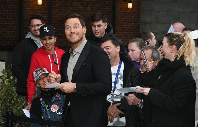 Chris Pratt happily posed for a picture with fans.