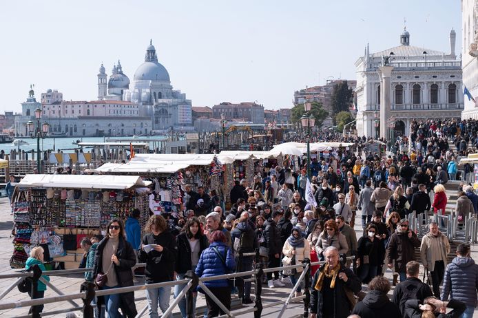 In Venetië is het al enkele weken opnieuw druk: dit beeld dateert van 19 maart. Vanaf juni moeten toeristen op voorhand reserveren als ze de stad in willen. Een ticket zal tussen 3 en 10 euro kosten.
