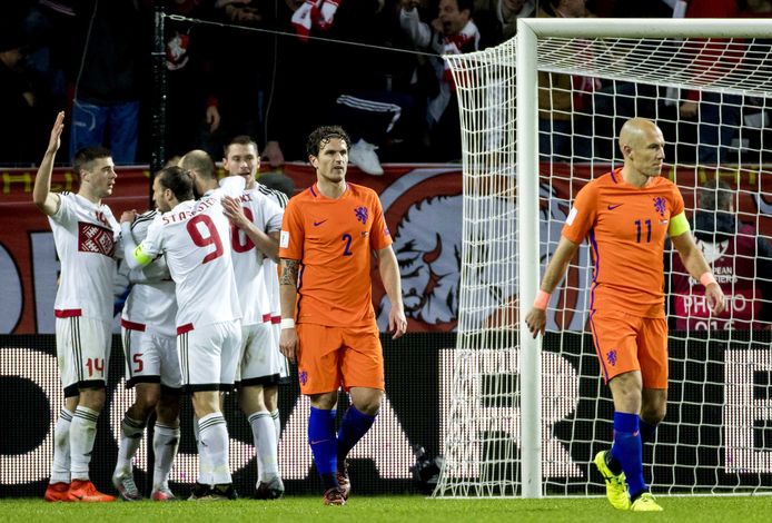 7 oktober 2017: Daryl Janmaat en Arjen Robben van het Nederlands elftal balen na de 1-1 van Wit-Rusland tijdens de WK kwalificatiewedstrijd tegen Wit-Rusland.