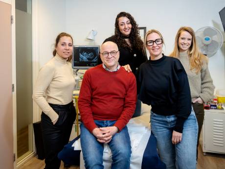 Arie-Hans bracht in 38 jaar 3000 baby's ter wereld: ‘Hebben nu vaak liever vrouw als verloskundige’