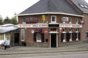 Archiefbeeld van café De Notelaar aan de Zelebaan waar zich nu het kantoor van KBC Lokeren bevindt. Het is maar één van de vele verdwenen cafés in de Durmestad.