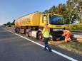 De vrachtwagen botste tegen de middenvangrail maar bleef wel overeind op de A73.