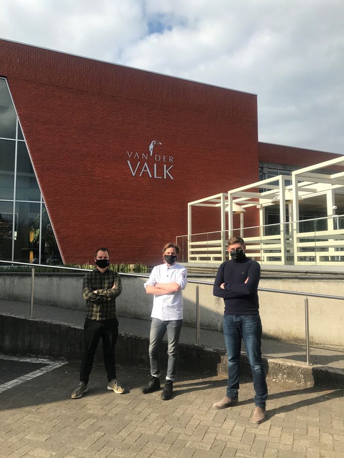 Jens Van de Ven (NorthSeaChefs), Broes Tavernier (’t Vijfde Seizoen), en Tim Van der Valk (Hotel Beveren) voor het hotel waar alles gaat gebeuren.