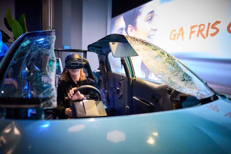 In een simulator met een virtualrealitybril kunnen mensen ervaren hoe het is om onder invloed van drugs te rijden.  Beeld Phil Nijhuis