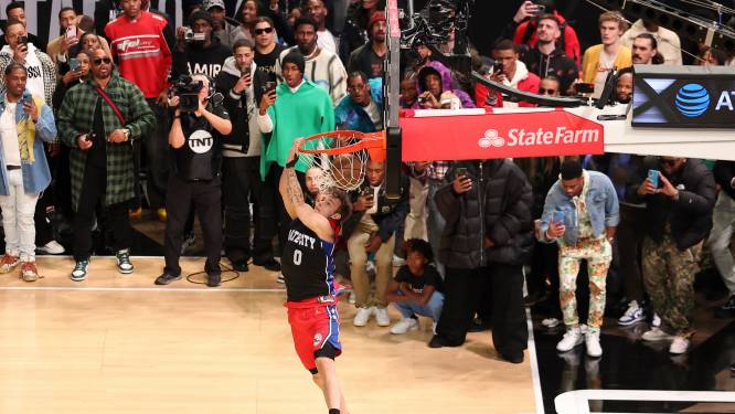 KIJK. Mac McClung steelt de show in zinderende Slam Dunk-contest, Amerikaan pakt onder meer uit met 540 graden-dunk