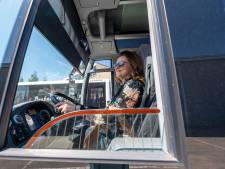 Zelf achter het stuur van een Arrivabus: ‘Net als in een auto, maar niet te vroeg insturen voor de bocht!’