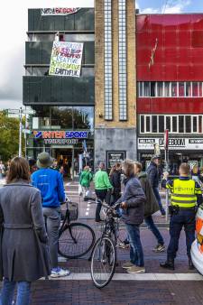 Politie aanwezig bij gekraakt gebouw in hartje Utrecht, eigenaar houdt nu zelf krakers tegen