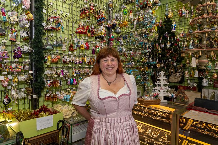 Christel Dauwe in haar winkel, steevast uitgedost in Beierse klederdracht - ook wel dirndl genoemd.