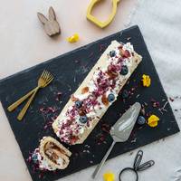 Cakeroll met blauwe bessen en rozenblaadjes