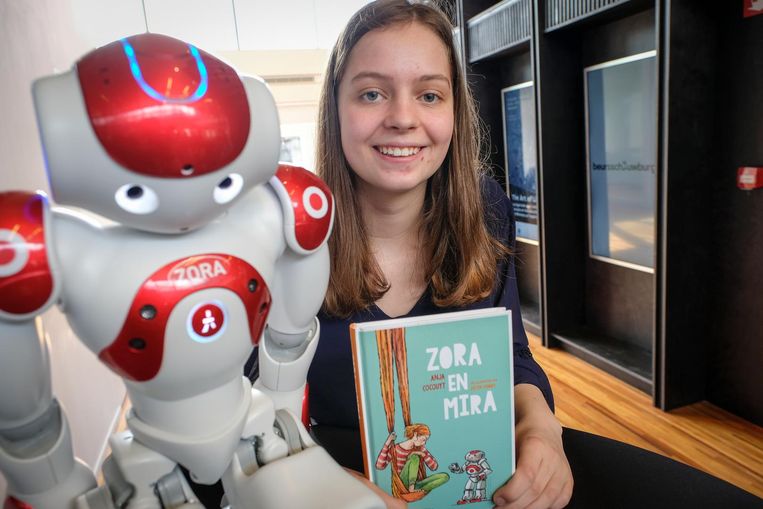 De 15-jarige Mara uit Oostende was de basis voor Mira, het hoofdpersonage in het boek. In het boek helpt de Oostendse robot Zora het meisje de wereld beter begrijpen.