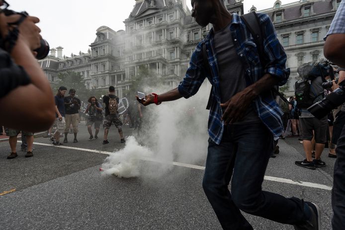 Leden van de antifascistische beweging Antifa plaatsen een rookbom.