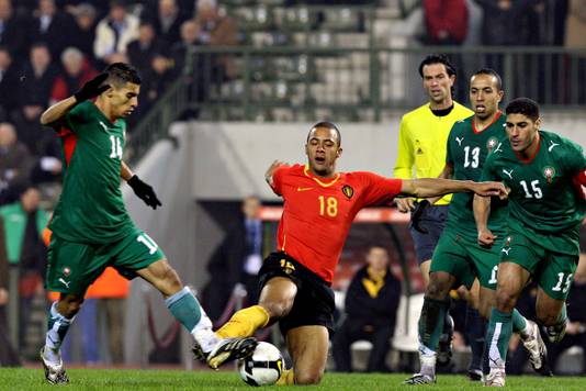 Maart 2008: Dembélé tegen de Marokkanen met onder andere Boussoufa (links). Een oefenduel dat Marokko met 1-4 won.