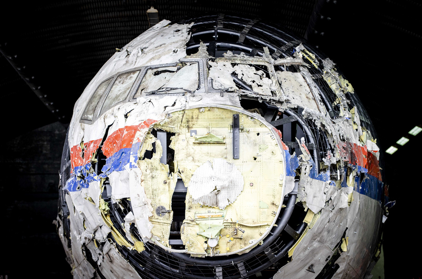 De reconstructie van het in 2014 neergeschoten MH17-toestel op vliegbasis Gilze-Rijen in Nederland.