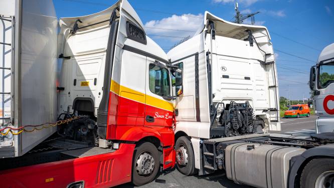 Chaos op kruising in Tilburg: drie vrachtwagens met elkaar in botsing