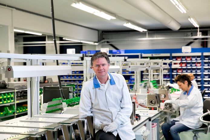 Fokko Leutscher in een van de stofarme productieruimtes van Frencken Europe. Foto René Manders