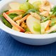 Waldorfsalade met knoflook-kip