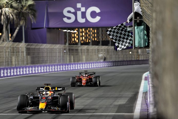 Max Verstappen komt als eerste over de finish in Djedda tijdens de race van dit jaar.