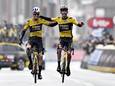 Wout Van Aert et Christophe Laporte ensemble sur la ligne d'arrivée.