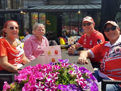 Trouwste Antwerp-fans nú al paraat op Grote Markt: “Hele dag vastgeroest op dit terras om onze helden van op de eerste rij te kunnen zien”