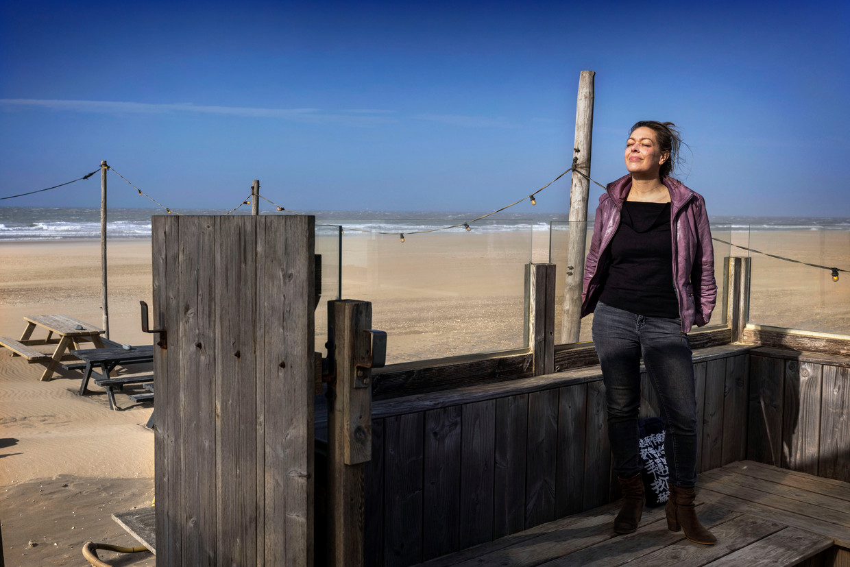 Eva Rammeloo op het strand van Scheveningen.  Beeld Werry Crone