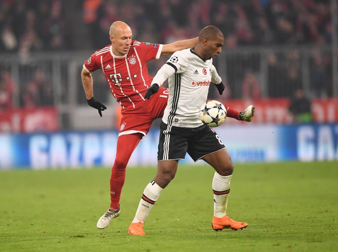 Arjen Robben in duel met Ryan Babel.