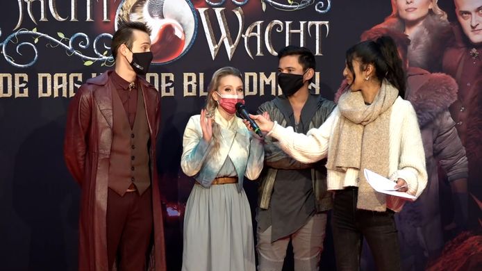 De cast van ‘Nachtwacht’ verschijnt op de rode loper voor de première van de film.
