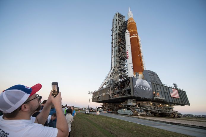 De draagraket staat ondertussen klaar op lanceerplatform 39B. Lukt de test, dan zal de NASA een officiële lanceerdatum voor Artemis-1 vaststellen.