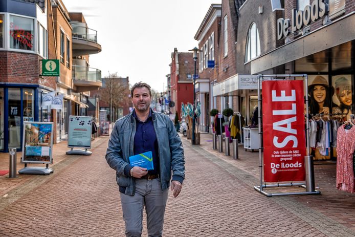 John Keunen van Betaal Lokaal in de Dorpsstraat in Mijdrecht: ,,Klanten krijgen met de pas directe korting door boodschappen te doen bij lokale ondernemers.’’