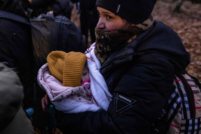 Het jongste kindje van de 16-koppige Koerdische familie uit Irak die al 20 dagen in het bos doorbracht is 5 maanden oud.