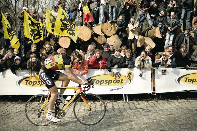 Tom Boonen in actie op de Bosberg in de Ronde van Vlaanderen van 2010. Zijn Eddy Merckx-fiets kreeg een nog grotere Belgische tint aangezien ‘Tommeke’ in de tricolore trui rondreed.