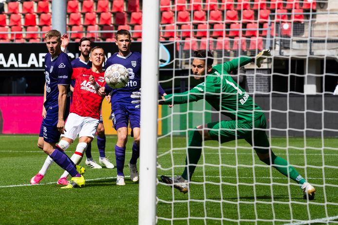 Jesper Karlsson maakt er 2-0 van en laat Janis Blaswich kansloos.