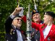 Oorlogsveteraan George Brewster (101) ontsteekt de Canadese Herdenkingsfakkel tijdens de 4 mei herdenking op de Canadese begraafplaats in Holten.