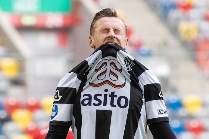Kaj Sierhuis is teleurgesteld nadat hij de kans op de 2-2 tegen Fortuna Düsseldorf miste.