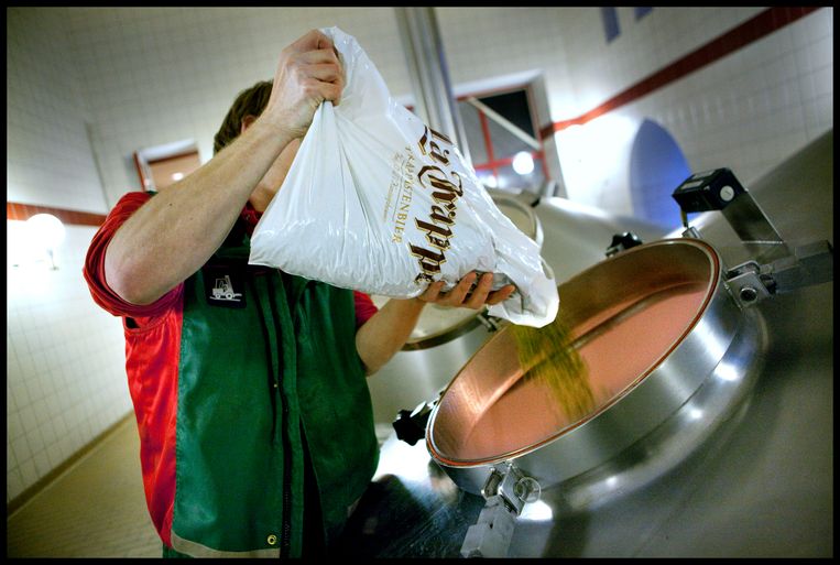 In het  Brouwhuis voegt de  brouwmeester hop toe in de ketels. Trappistenbrouwerij van trappistenklooster Onze Lieve Vrouw van Koningshoeven. Binnen deze Abdij maakt de brouwerij het enige Nederlandse Trappistenbier, genaamd La Trappe.  Beeld Maarten Hartman