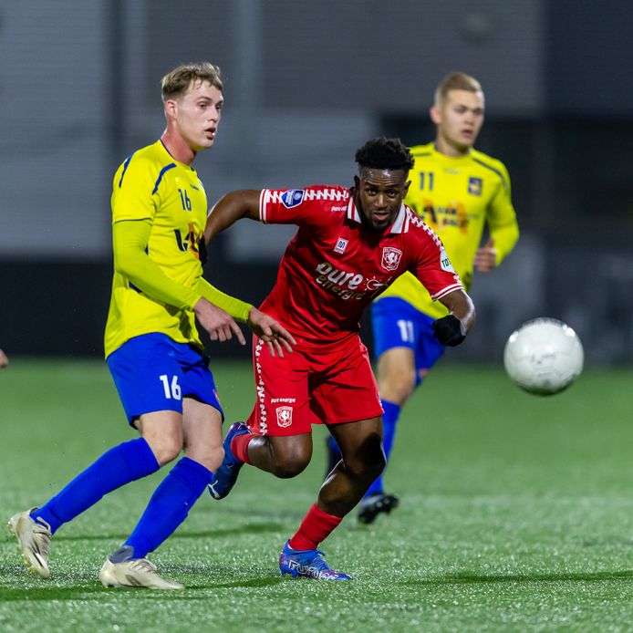 Julian Calor (l) van OSS’20 probeert Virgil Misidjan van Twente af te stoppen.