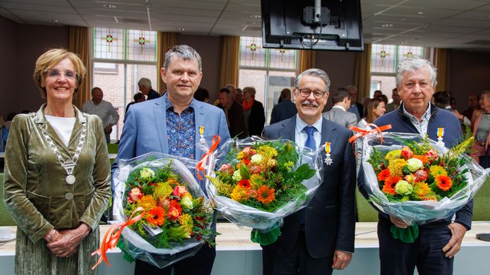 Burgemeester Bronsvoort met de gedecoreerden in het gemeentehuis van Oost Gelre.