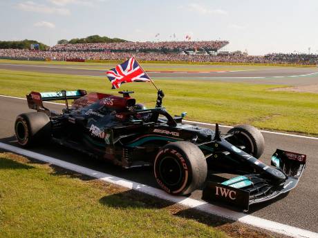 Hamilton na botsing met Verstappen én straf toch wéér de winnaar op Silverstone