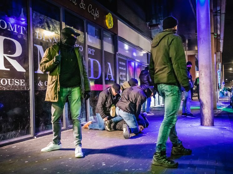 Opnieuw rellen in de Haagse Schilderswijk, ME veegt straat schoon