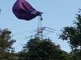 Ballonvaarders in Duitsland urenlang vast in hoogspanningsmast