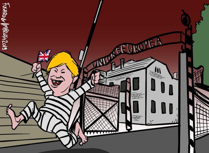 In de cartoon is te zien hoe Boris Johnson uit een toegangspoort loopt die fel lijkt op die van Auschwitz.