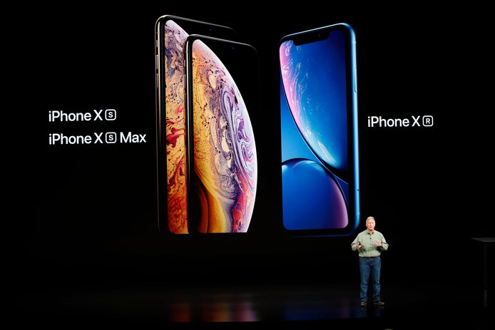 De iPhone XR (rechts op het scherm) tijdens de productpresentatie van Apple.