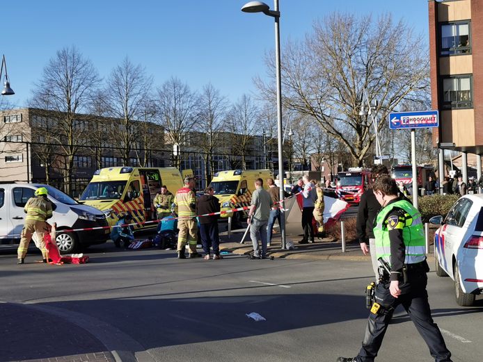 Op de parkeerplaats van winkelcentrum De Halte in Ede proberen hulpdiensten de 64-jarige Ben uit Gaanderen te redden, nadat een vrouw hem heeft aangereden.