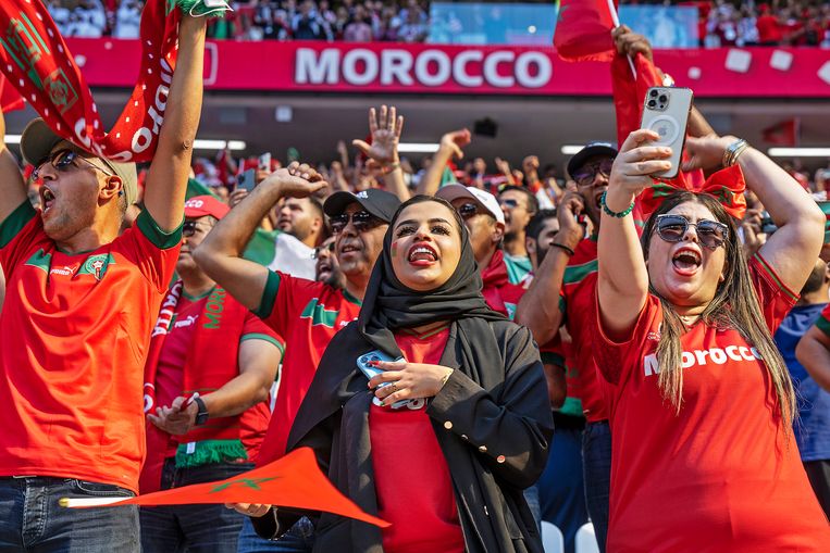 Veel Marokkanen in Qatar, ze zingen uit volle borst hun volkslied. Beeld Guus Dubbelman / de Volkskrant
