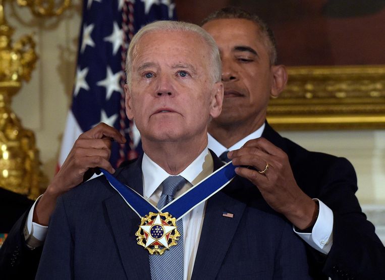 Obama geeft vriend en vice-president Joe Biden de hoogste onderscheiding voor burgers; de presidentiële vrijheidsmedaille Beeld ap