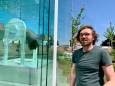 Kunstenaar Bouke laat schaftklok glasfabriek weer stilletjes luiden (achter vier dikke lagen glas) 